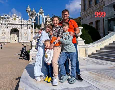 Diana and Roma with family